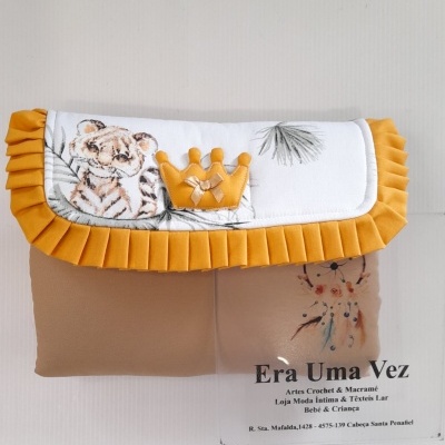 Bolsa em tecido com desenho de tigre e aplique coroa amarela