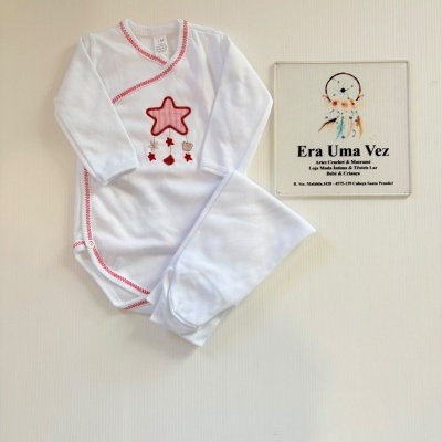 Body branco de bebé com bordado de estrela cor-de-rosa e linhas vermelhas.