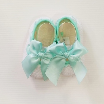 Sapatinhos de bebé brancos com laços de cetim azul claro
