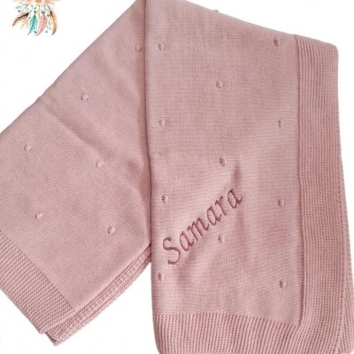 Manta de malha rosa com bordado do nome Samara