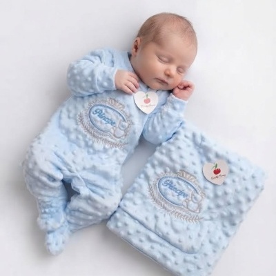 Pijama e manta azul claro para bebé com textura de bolinhas e bordado azul e bege