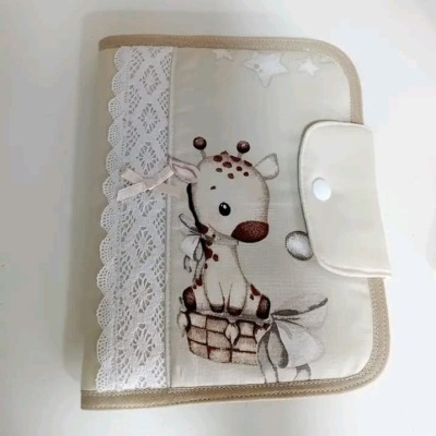 Capa protetora bege com renda branca e ilustração de girafa
