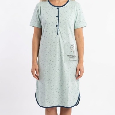 Camiseiro cinza claro com padrão de círculos pequenos e detalhes em azul escuro