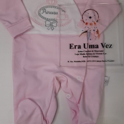 Macacão de bebé rosa e branco com gola rendada e estampa Princesa