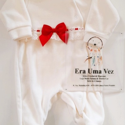 Macacão branco para bebé com laço vermelho e renda branca