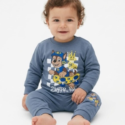 Macacão azul para bebé com estampado de personagem a andar de skate