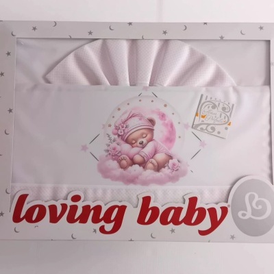 Conjunto de roupa de bebé branco e rosa com estampa de urso dorminhoco