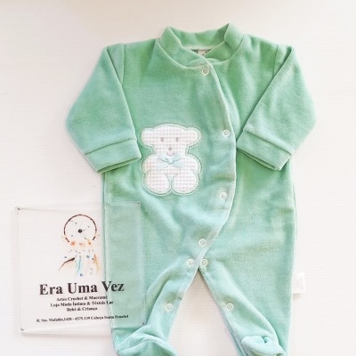 Pijama verde de bebé com aplicação de ursinho e botões de pressão