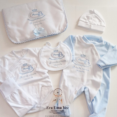 Conjunto roupa bebé branco e azul com manta, babete, body, pijama e gorro com bordados