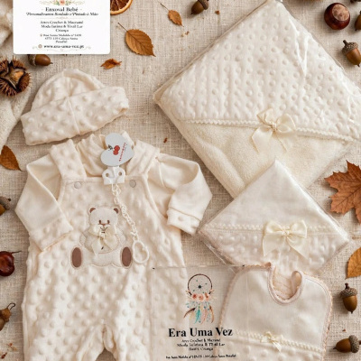 Conjunto de roupa e acessórios para bebé creme com bordado de urso e manta com laço