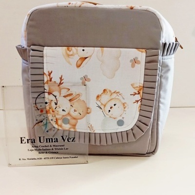 Mochila cinza com bolso frontal decorado com desenhos de animais de pelúcia em tecido branco e detalhes de pregas laterais
