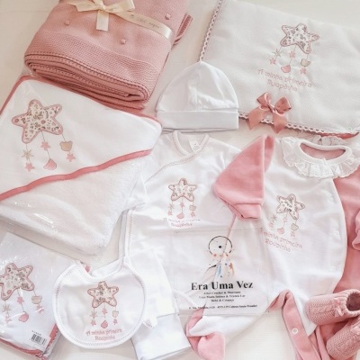 Conjunto rosa e branco de roupa e acessórios para bebé com bordados e manta de malha