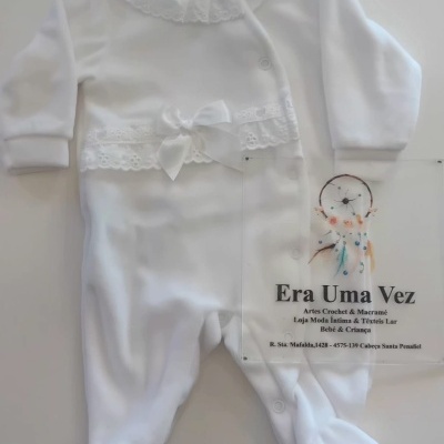 Pijama branco para bebé com gola com babado rendado e laço