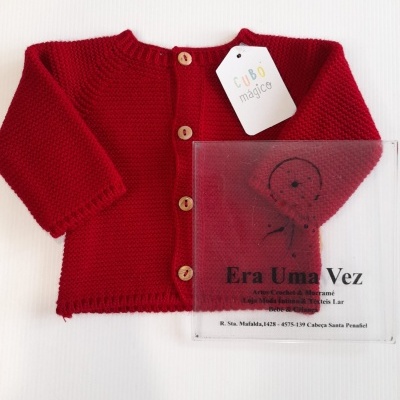 Camisola de malha vermelha para bebé com botões e etiqueta