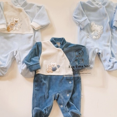 Três macacões de bebé azul e branco com ursos bordados e botões.
