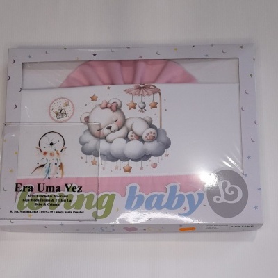 Embalagem de roupa de bebé com ursinho a dormir e texto Era Uma Vez