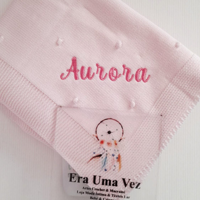 Cobertor rosa de bebé com nome Aurora bordado e cartão de loja