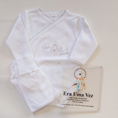 Conjunto branco de roupa de bebé com bordado de ursinho e cartão de loja
