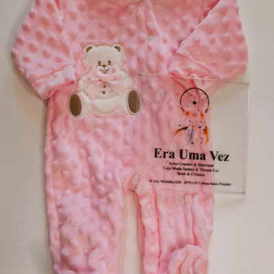 Pijama rosa para bebé com desenho de urso e placa transparente com texto da loja