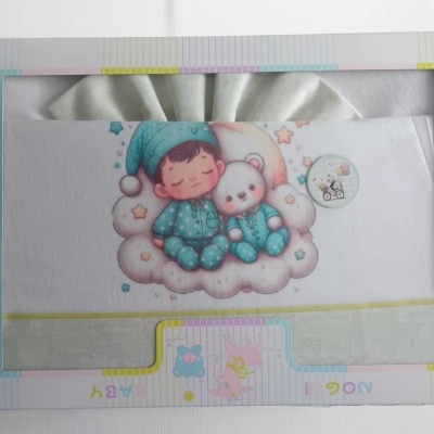 Caixa de tecido branco com ilustração de menino e urso de pijama azul numa nuvem