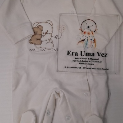 Pijama branco para bebé com urso bordado e botões de pressão