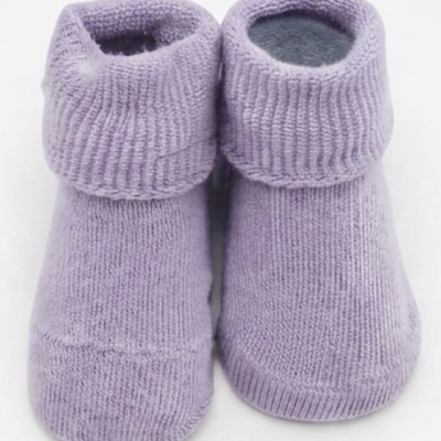 Meias botins lilás para bebé em malha felpuda com punho dobrado