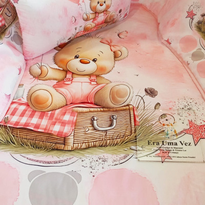 Lençóis para criança cor-de-rosa com desenho de ursinho e balões em forma de coração