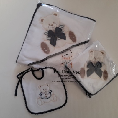 Conjunto bebé branco com ursinhos bordados e laços pretos