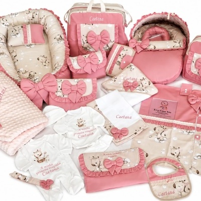 Conjunto de acessórios para bebé em creme e rosa com tema de girafas e nome Caetana