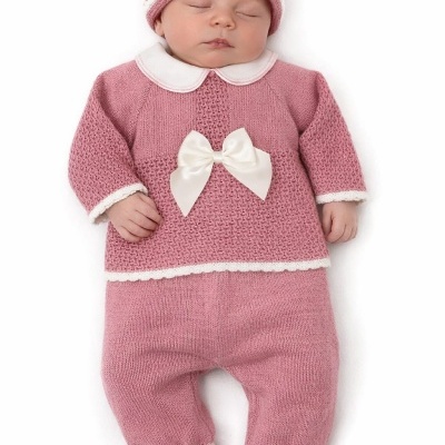 Conjunto rosa de malha para bebé com gorro, casaco e calças com sapatinhos.