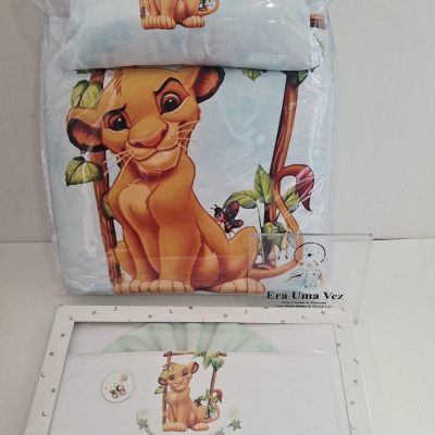 Conjunto de roupa de cama infantil com estampa de leão e embalagem com texto