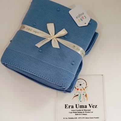 Cobertor azul de bebé com laço branco e cartão da marca Era Uma Vez