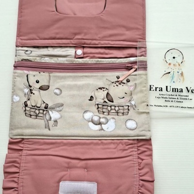 Organizador rosa com bolso estampado de girafas e texto da marca Era Uma Vez