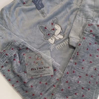 Pijama cinzento macio com corações vermelhos e estampado branco, com etiquetas e cartão da loja