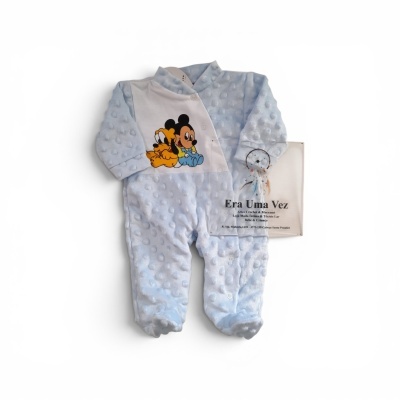 Macacão de bebé azul claro com textura de bolinhas e estampa de Mickey e Pluto