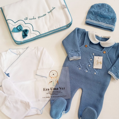 Conjunto de roupa de bebé com body branco, fato azul, gorro e saco bordado