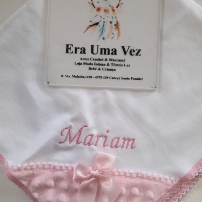 Manta branca para bebé com bordado rosa Mariam e cartão de apresentação da loja Era Uma Vez