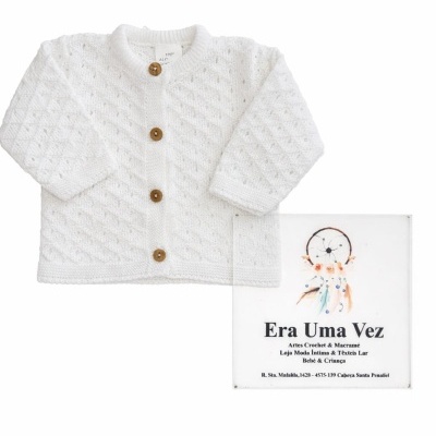 Camisola branca tricotada para bebé com botões de madeira e cartão de apresentação com texto e desenho