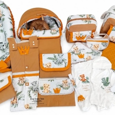 Conjunto de acessórios para bebé com padrão floral laranja e verde e detalhes em tecido ferrugem