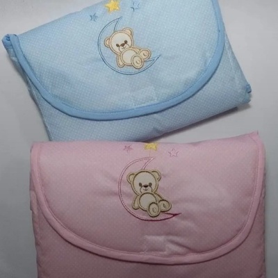 Bolsas acolchoadas azul e rosa com bordado de ursinho na lua e estrelas.