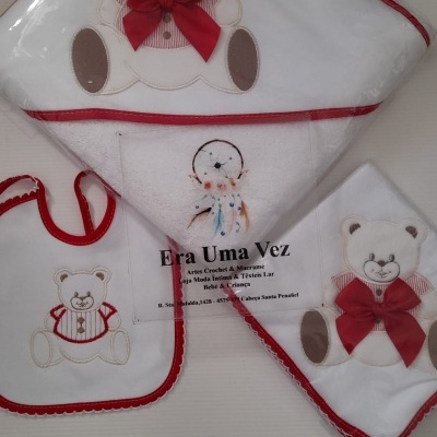 Toalhas e babete para bebé com ursinhos e bordas vermelhas