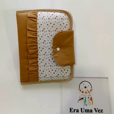 Capa para agenda castanha com estrelas em tecido branco e fecho de botão em forma de estrela