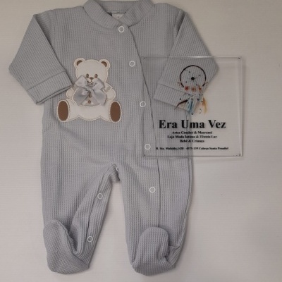 Macacão de bebé cinzento com aplicação ursinho e botões de pressão
