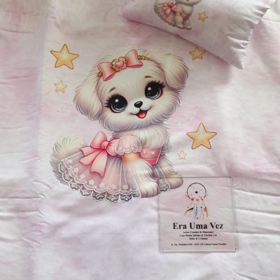 Colcha rosa para cama com padrão de cão branco e almofada correspondente