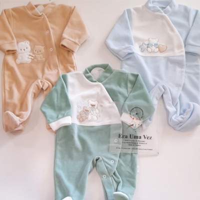 Três macacões de bebé em veludo nas cores bege, azul claro e verde com branco com bordados de ursinhos