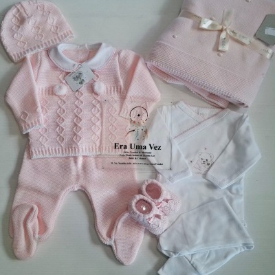 Conjunto de roupa de bebê cor-de-rosa e branco com casaco, calças, gorro, sapatinhos, body e mantinha