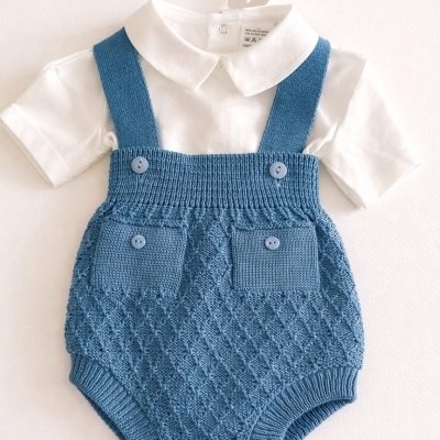 Conjunto de bebé de body branco e ranita azul de malha com alças.