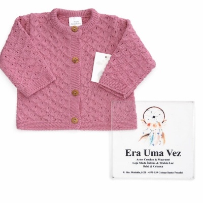 Casaco de malha rosa tricotado com botões de madeira e cartão promocional Era Uma Vez