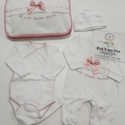 Conjunto de roupa de bebé branca com detalhes em rosa e texto bordado.