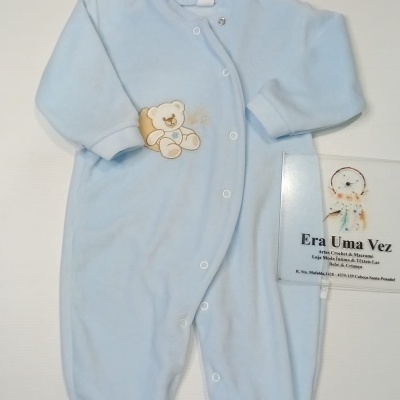 Macacão azul claro para bebé com ursinho bordado e botões frontais